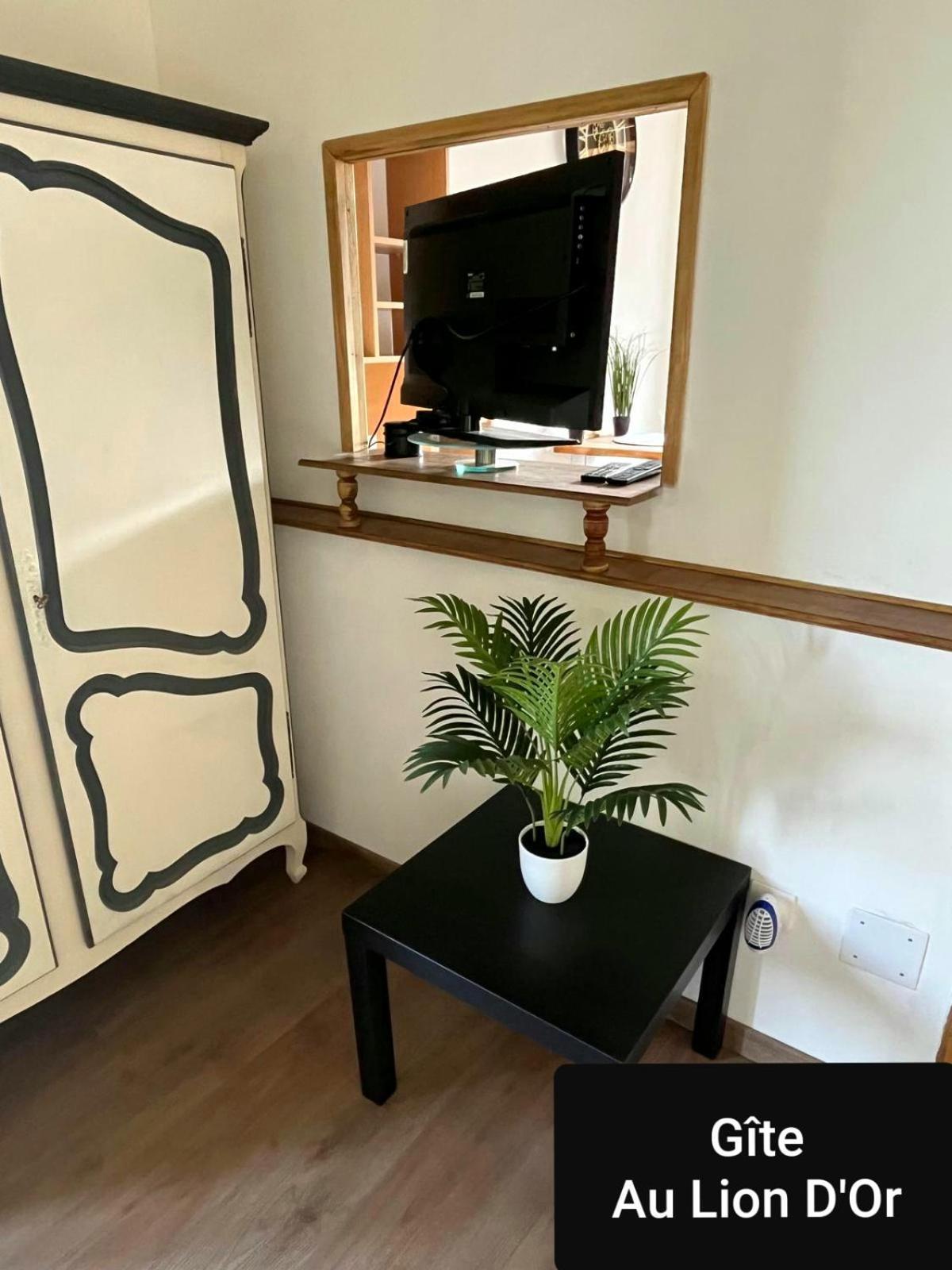Au Lion D'Or Apartman Les Roches-l'Eveque Kültér fotó